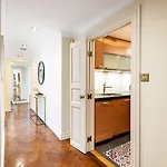 Lovely Stylish Two-Bedroom Kensington Home
