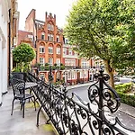 Lovely Stylish Two-Bedroom Kensington Home