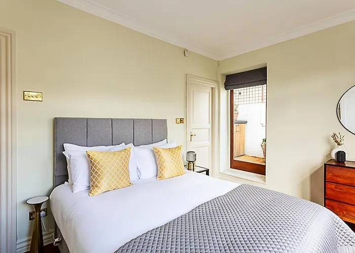 Lovely Stylish Two-Bedroom Kensington Home
