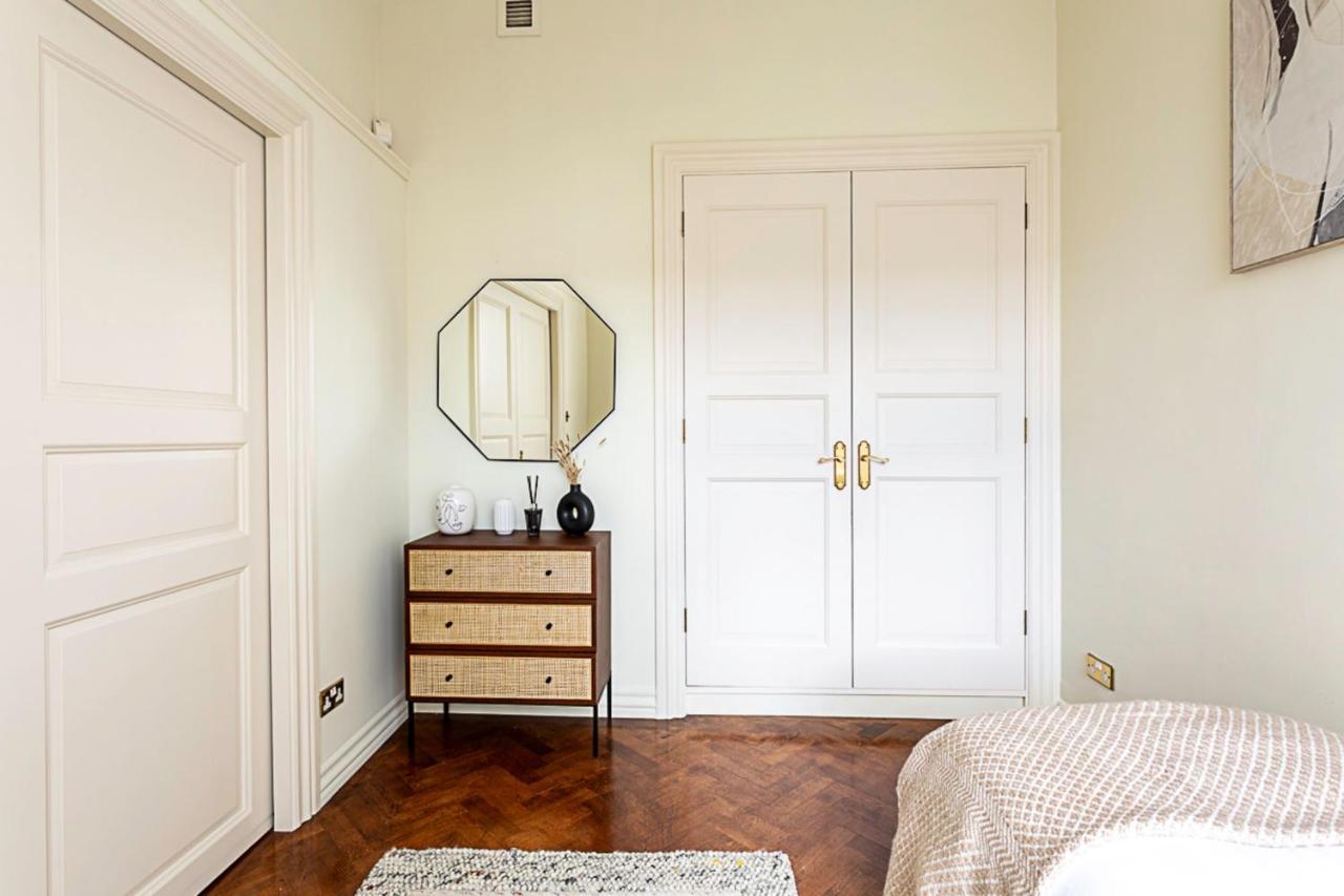 Lovely Stylish Two-bedroom Kensington * London
