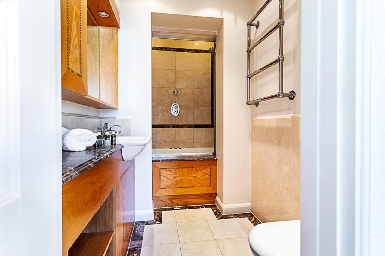 Lovely Stylish Two-bedroom Kensington