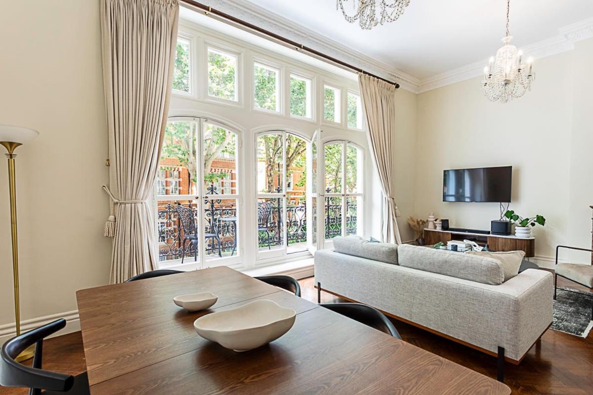 Lovely Stylish Two-bedroom Kensington London