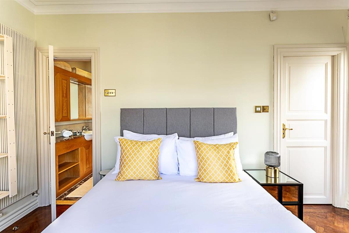 Lovely Stylish Two-bedroom Kensington Apartment