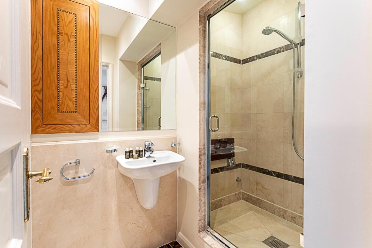 Lovely Stylish Two-bedroom Kensington * London